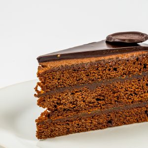 Sacher tortaszelet tejszínhabbal